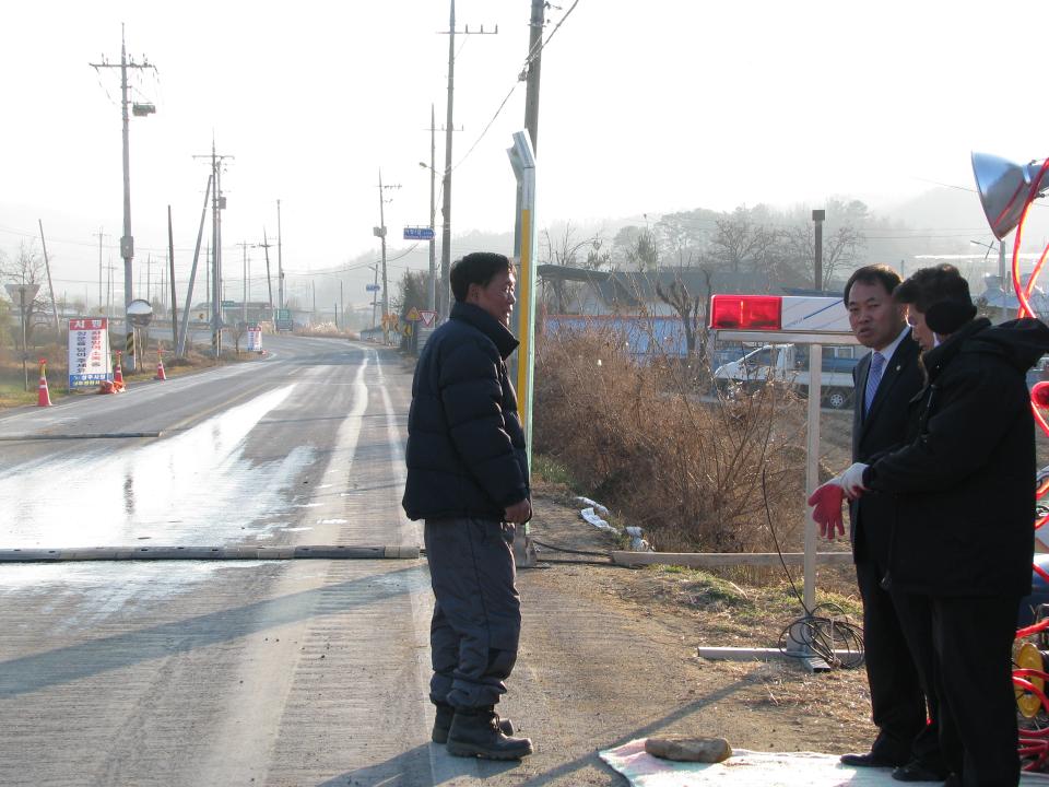 '상주시의회 김진욱 의장, 구제역방역 현장 방문' 게시글의 사진(3)